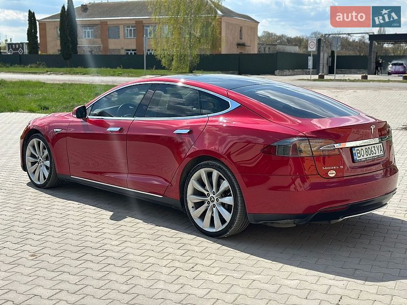 Ліфтбек Tesla Model S 2014 в Волочиську