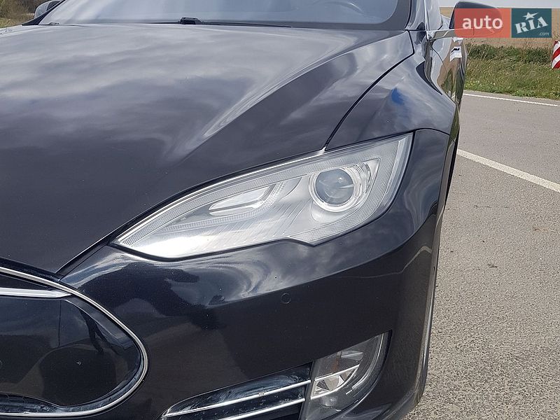 Ліфтбек Tesla Model S 2015 в Городку