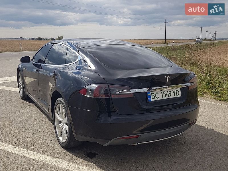 Ліфтбек Tesla Model S 2015 в Городку