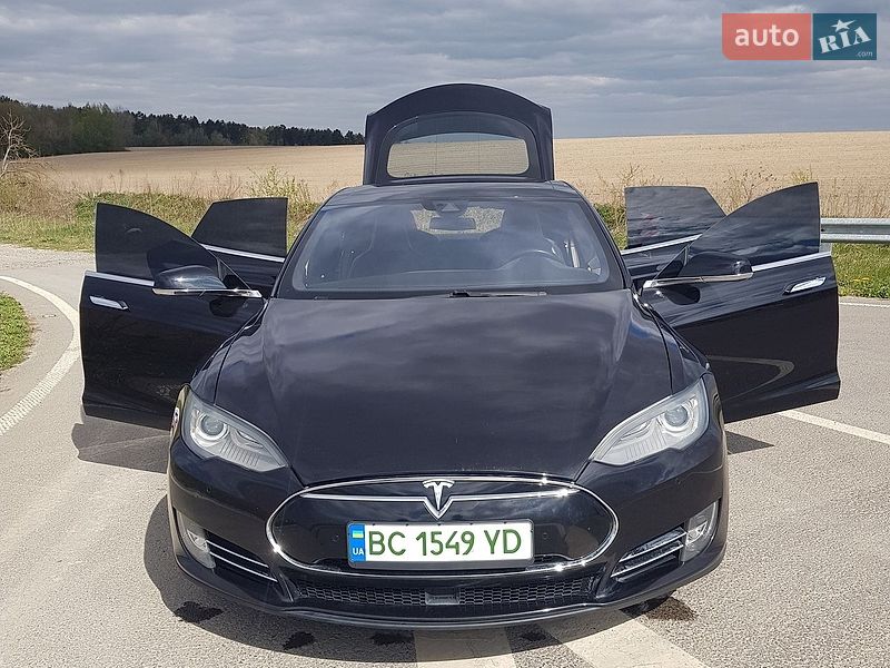 Ліфтбек Tesla Model S 2015 в Городку