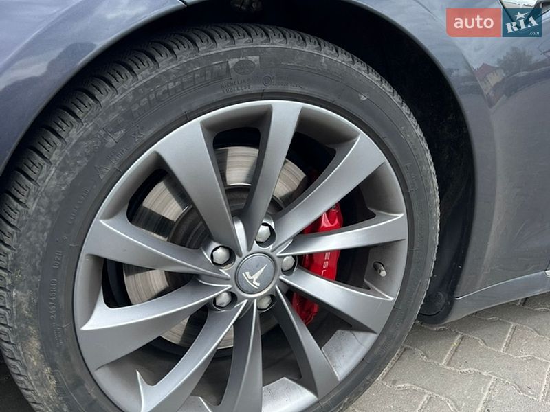 Лифтбек Tesla Model S 2017 в Луцке