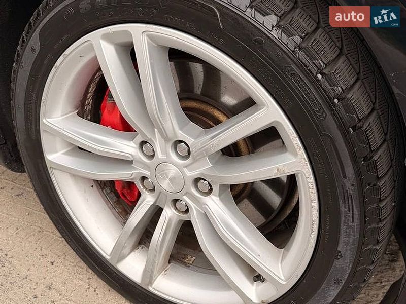 Лифтбек Tesla Model S 2015 в Киеве
