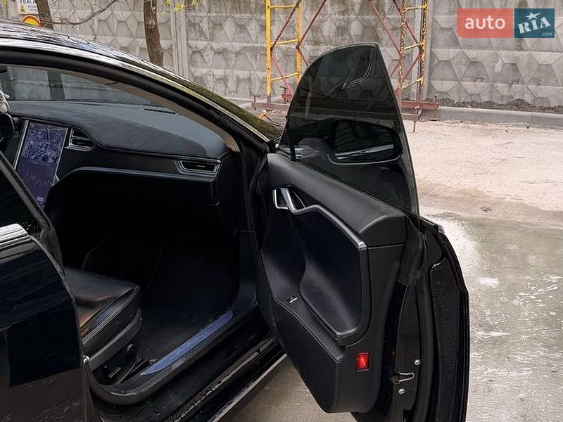 Лифтбек Tesla Model S 2015 в Киеве