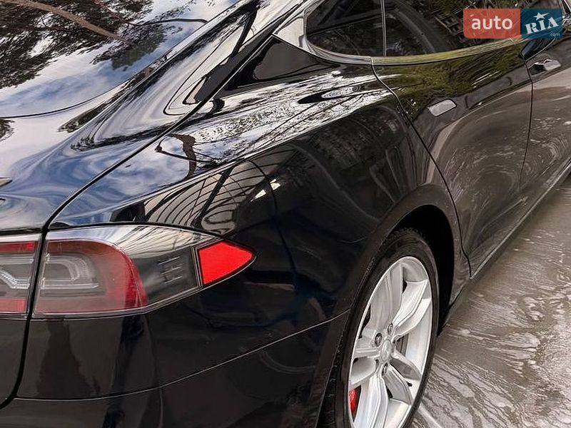 Лифтбек Tesla Model S 2015 в Киеве