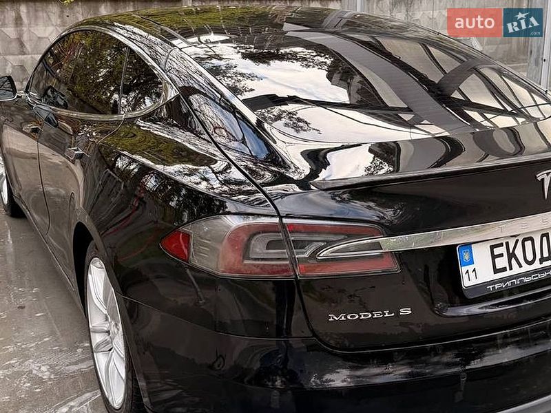 Лифтбек Tesla Model S 2015 в Киеве