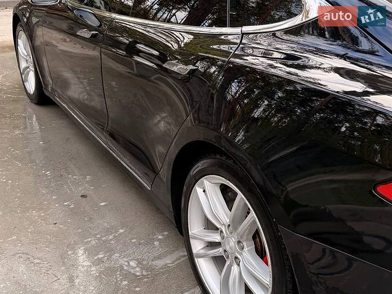 Лифтбек Tesla Model S 2015 в Киеве