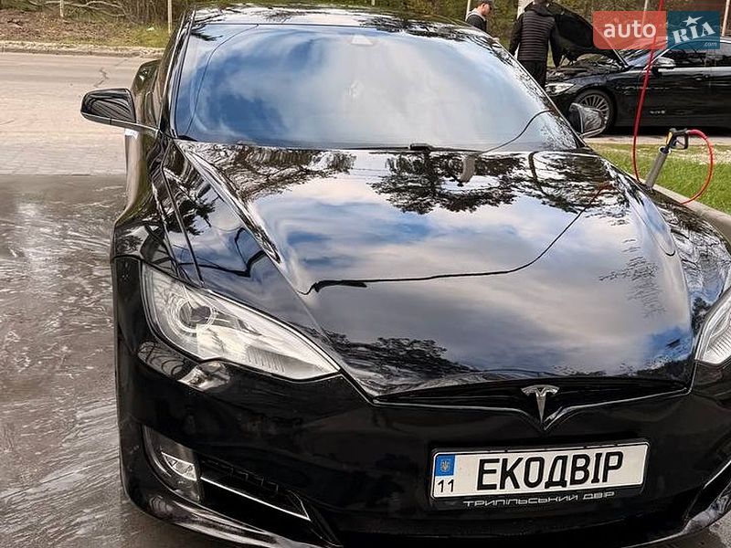 Лифтбек Tesla Model S 2015 в Киеве