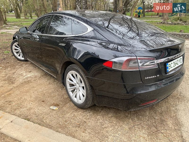 Лифтбек Tesla Model S 2018 в Львове