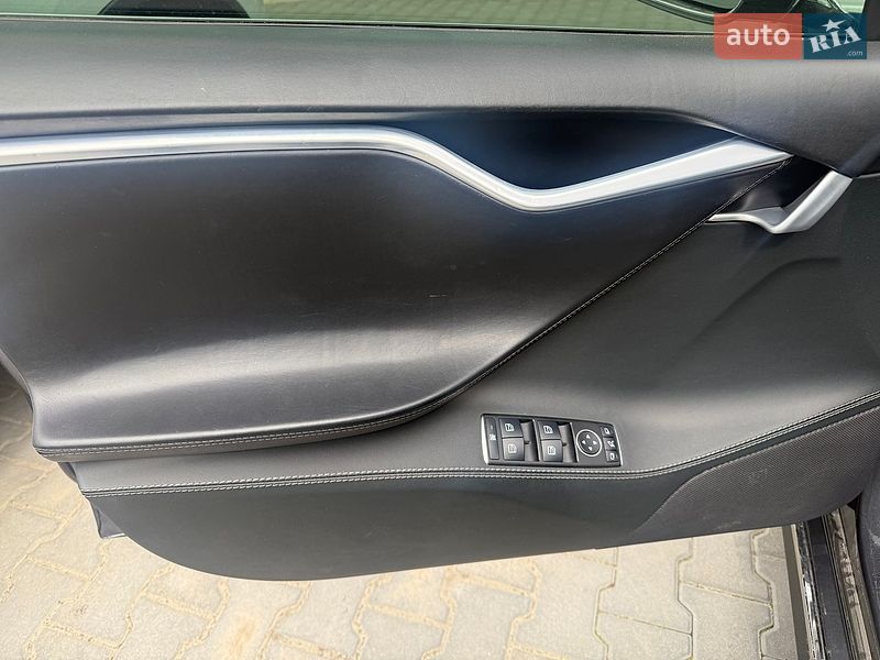 Ліфтбек Tesla Model S 2015 в Чернівцях