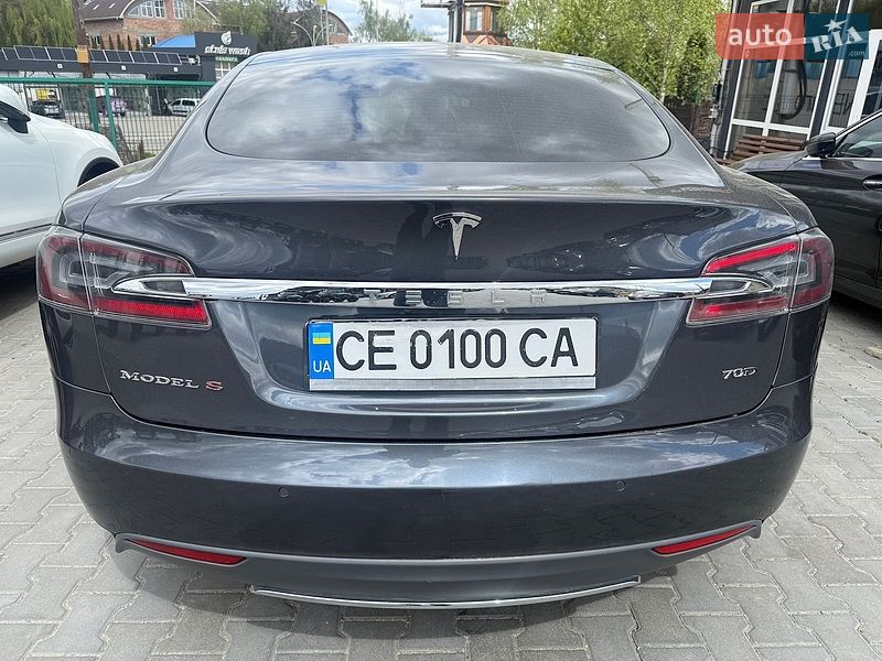 Ліфтбек Tesla Model S 2015 в Чернівцях