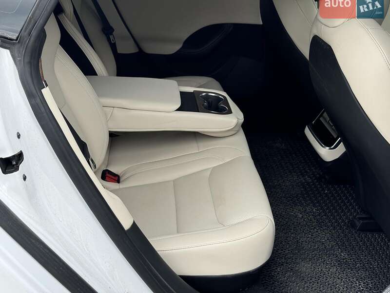 Лифтбек Tesla Model S 2022 в Виннице