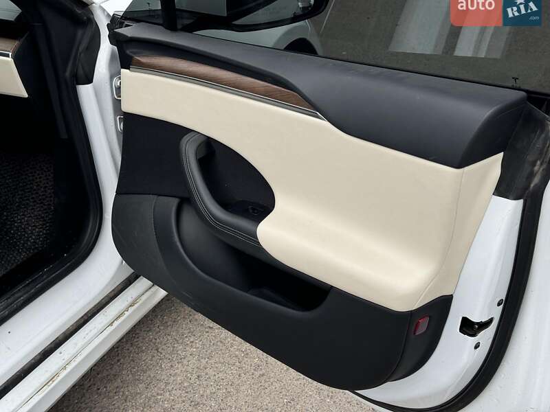 Лифтбек Tesla Model S 2022 в Виннице
