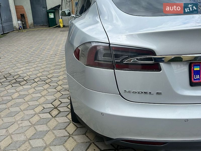 Лифтбек Tesla Model S 2015 в Львове