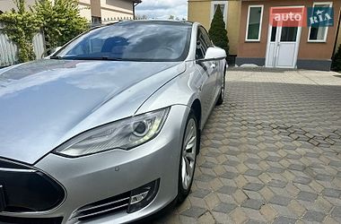 Лифтбек Tesla Model S 2015 в Львове