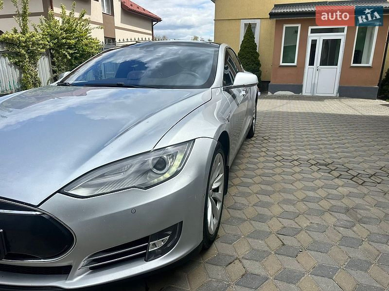 Лифтбек Tesla Model S 2015 в Львове