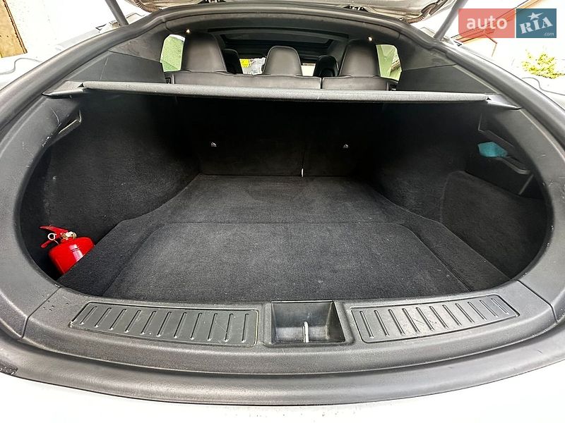 Лифтбек Tesla Model S 2015 в Львове