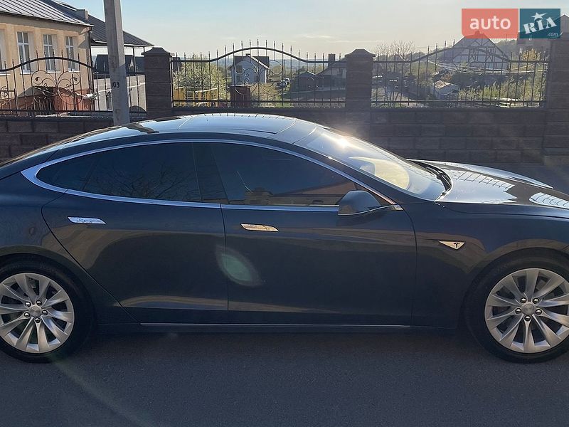 Лифтбек Tesla Model S 2016 в Ровно