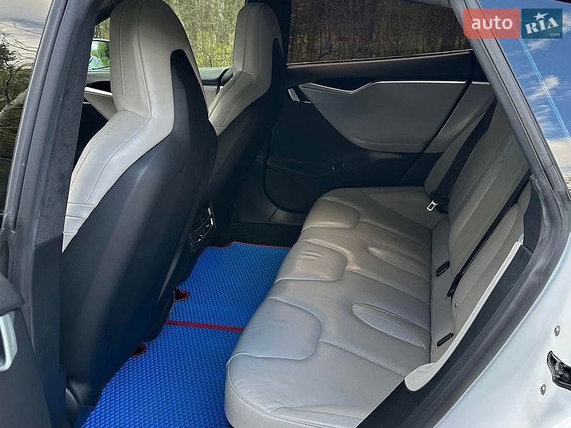 Ліфтбек Tesla Model S 2015 в Києві