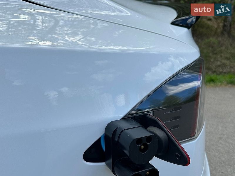 Ліфтбек Tesla Model S 2015 в Києві