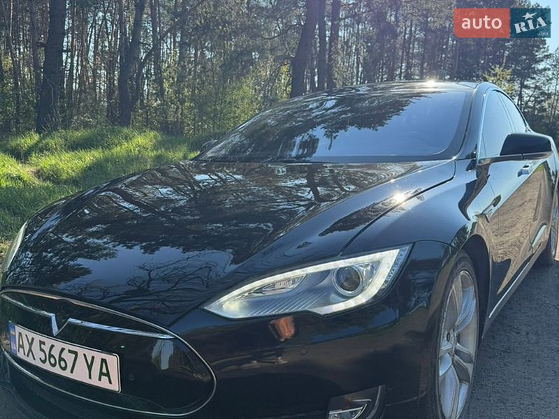 Лифтбек Tesla Model S 2014 в Валках
