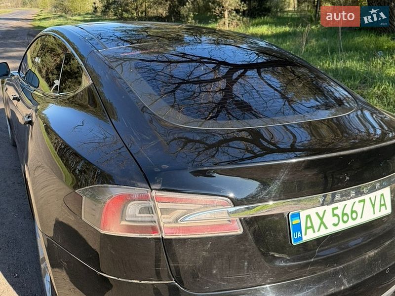 Лифтбек Tesla Model S 2014 в Валках