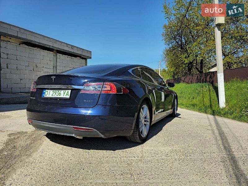 Ліфтбек Tesla Model S 2013 в Чернівцях