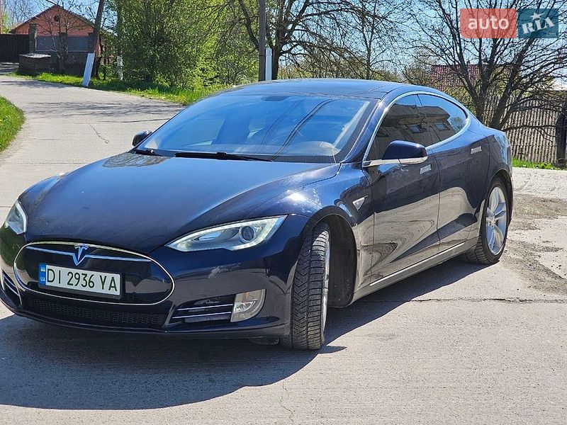 Ліфтбек Tesla Model S 2013 в Чернівцях