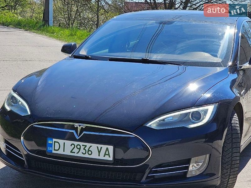 Ліфтбек Tesla Model S 2013 в Чернівцях