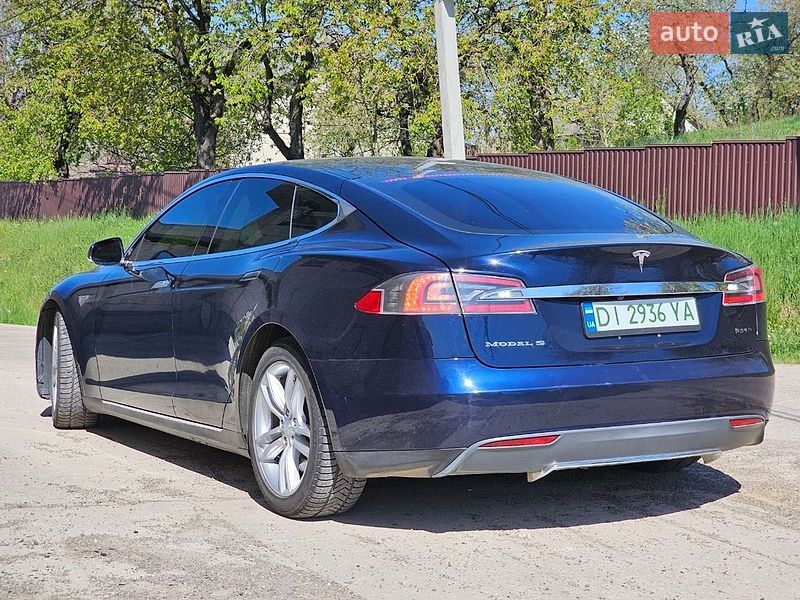 Ліфтбек Tesla Model S 2013 в Чернівцях