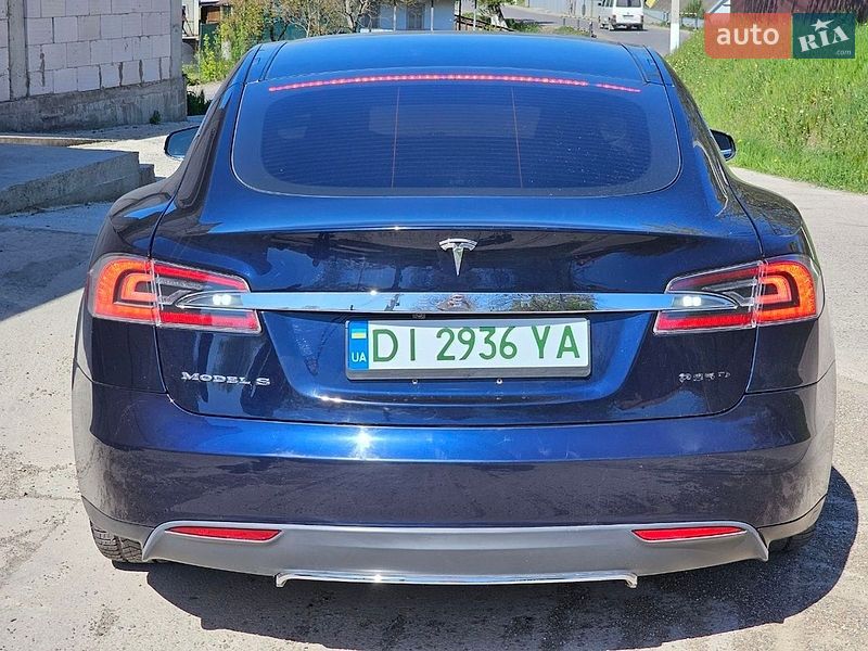 Ліфтбек Tesla Model S 2013 в Чернівцях