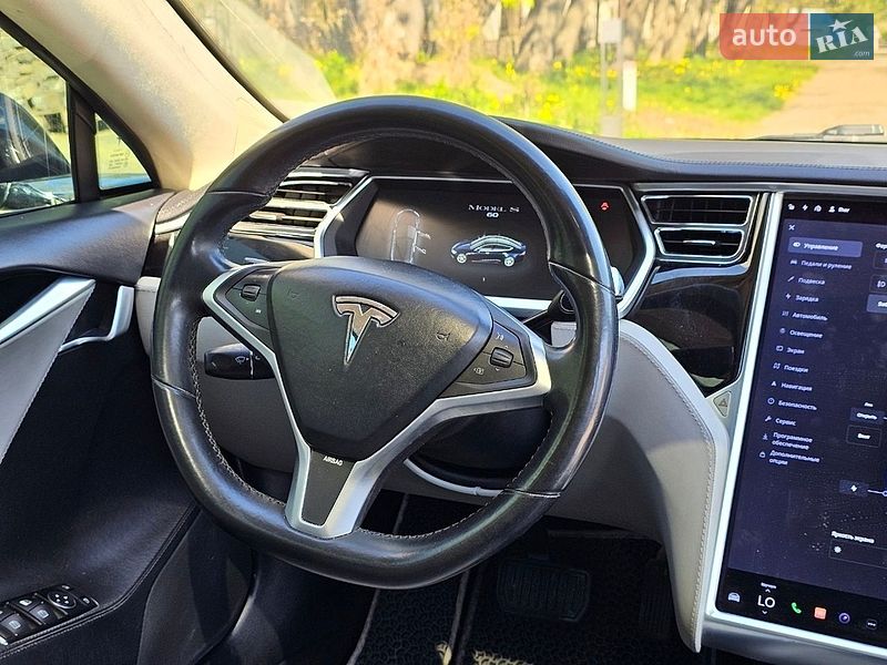 Ліфтбек Tesla Model S 2013 в Чернівцях