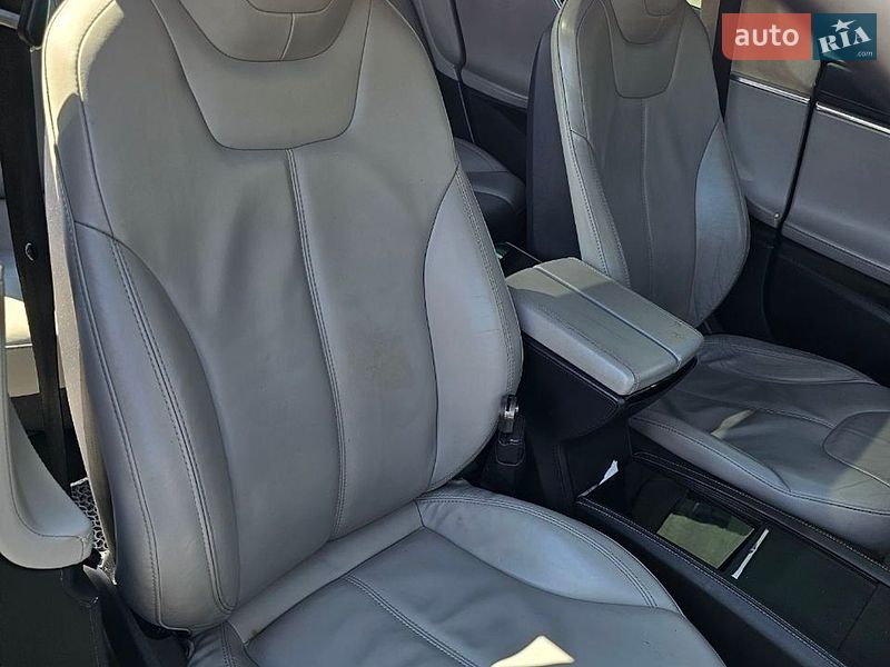 Ліфтбек Tesla Model S 2013 в Чернівцях