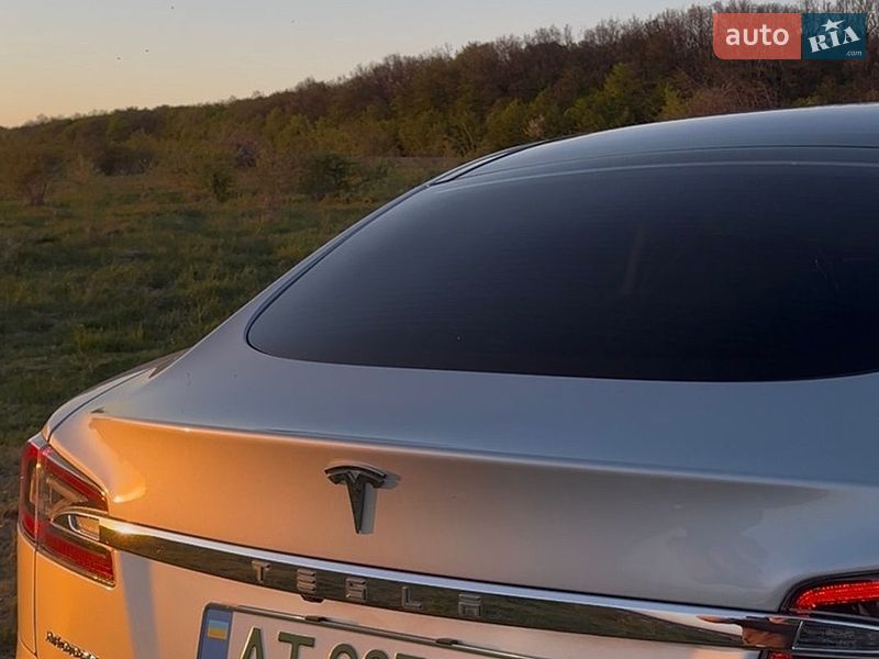 Лифтбек Tesla Model S 2016 в Ивано-Франковске