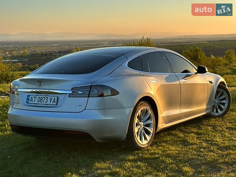 Лифтбек Tesla Model S 2016 в Ивано-Франковске