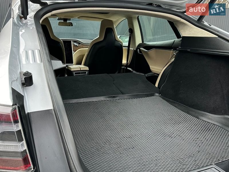 Лифтбек Tesla Model S 2016 в Ивано-Франковске