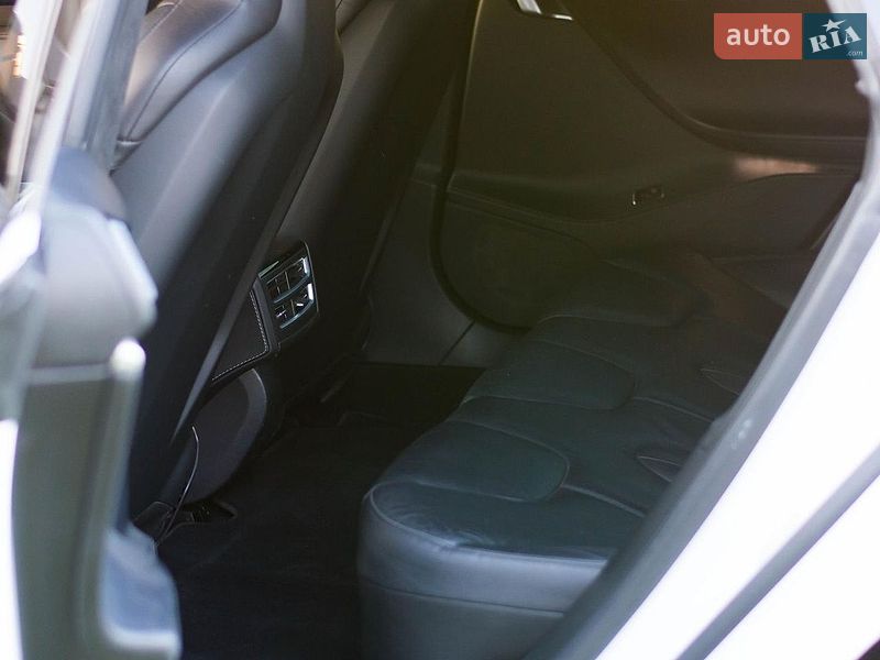 Лифтбек Tesla Model S 2016 в Черновцах
