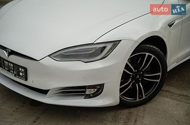 Лифтбек Tesla Model S 2016 в Черновцах