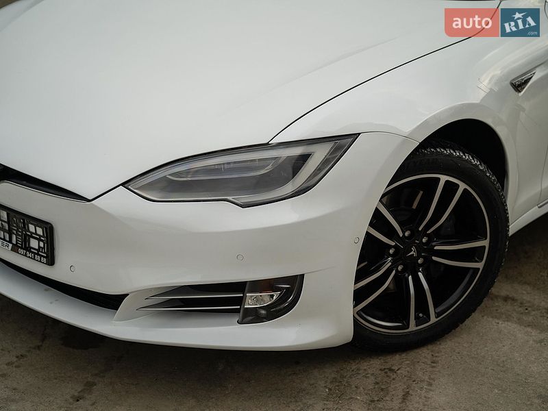 Лифтбек Tesla Model S 2016 в Черновцах