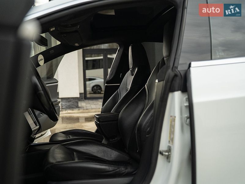 Лифтбек Tesla Model S 2016 в Черновцах