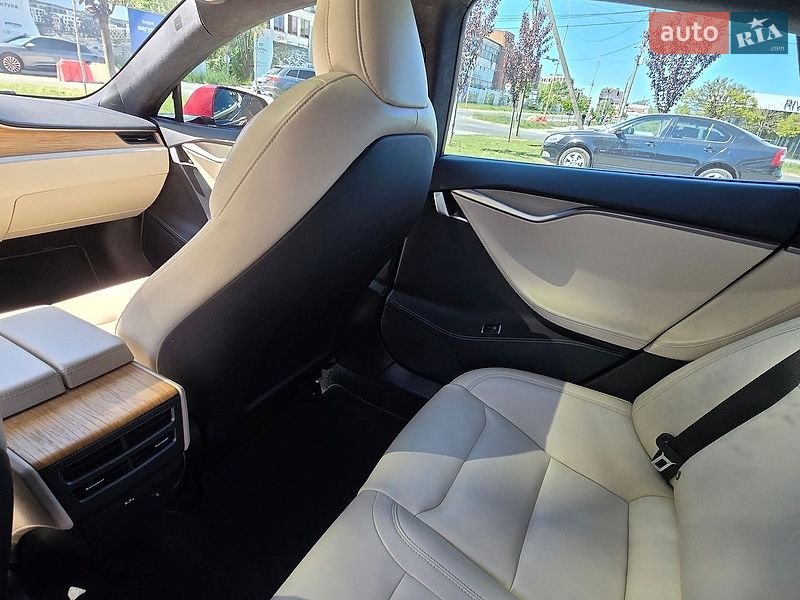Лифтбек Tesla Model S 2020 в Ужгороде