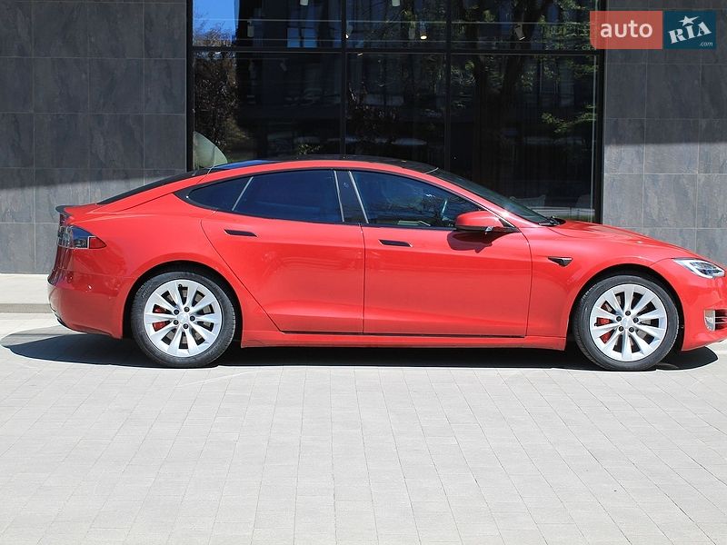 Лифтбек Tesla Model S 2020 в Ужгороде