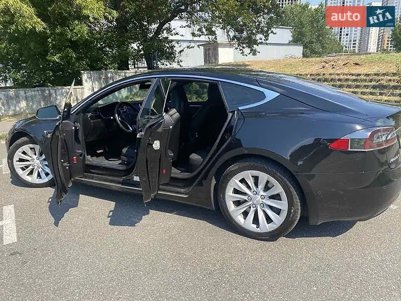 Лифтбек Tesla Model S 2016 в Киеве