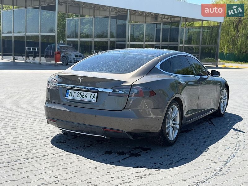 Лифтбек Tesla Model S 2015 в Каменец-Подольском