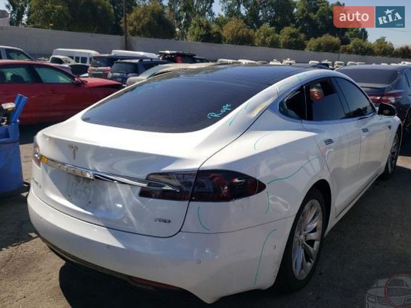 Лифтбек Tesla Model S 2016 в Черновцах