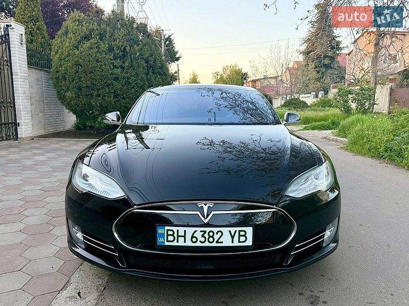Tesla Model S 2015