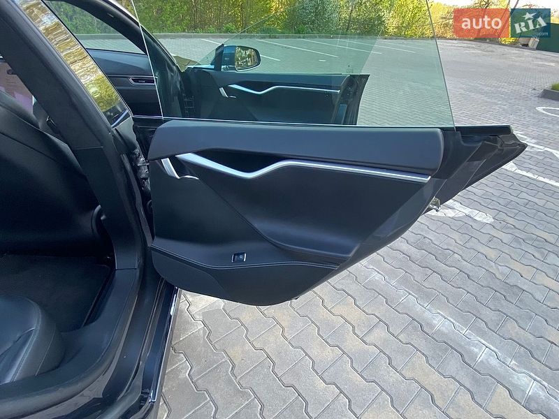 Лифтбек Tesla Model S 2017 в Киеве