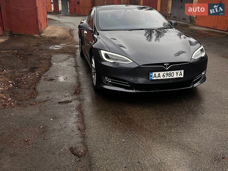 Лифтбек Tesla Model S 2017 в Киеве