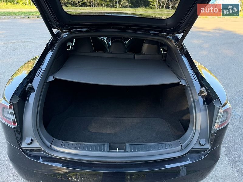 Лифтбек Tesla Model S 2018 в Клевани