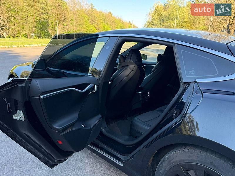 Лифтбек Tesla Model S 2018 в Клевани