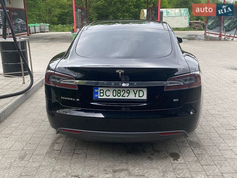 Ліфтбек Tesla Model S 2015 в Стрию